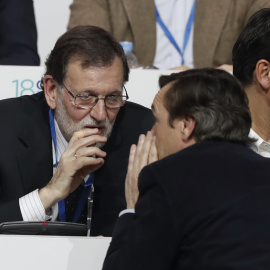 El presidente del Gobierno y del PP, Mariano Rajoy, conversa con el portavoz del PP en el Congreso, Rafael Hernando, durante el el XVIII Congreso nacional del partido que se ha inaugurado en la Caja Mágica de Madrid. EFE/Javier Lizón