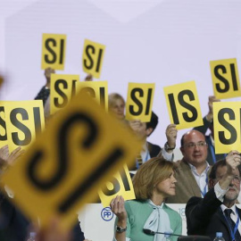 El presidente del PP, Mariano Rajoy, y la secretaria general del partido, María Dolores de Cospedal, durante una de las votaciones del XVIII Congreso que se ha inaugurado esta tarde en la Caja Mágica de Madrid. EFE/JuanJo Martín