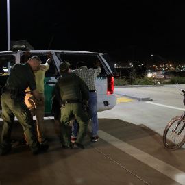 Agentes de la patrulla de frontera de EEUU detienen a unoshombres de la India que han entrado en el país saltando sobre la valla con México, cerca de la localidad de Calexico, en el Estado de California. REUTERS/Mike Blake
