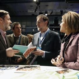 El presidente del Gobierno y líder del PP, Mariano Rajoy, y la secretaria general del partido, María Dolores de Cospedal, a su llegada a la segunda jornada del XVIII Congreso que se celebra en la Caja Mágica, en Madrid. EFE/Javier Lizón