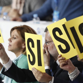La secretaria general del PP, María Dolores de Cospedal, durante una de las votaciones del inicio del XVIII Congreso nacional del PP. | JAVIER LIZÓN (EFE)