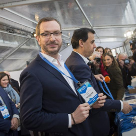 El vicesecretario de Sectorial del Partido Popular, Javier Maroto, tras retirar su credencial para el XVIII Congreso Nacional de PP que comienza esta tarde en la Caja Mágica en Madrid. EFE/Fernando Villar