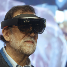 El presidente del Gobierno y líder del PP, Mariano Rajoy, con unas gafas de realidad virtual tras su llegada a la segunda jornada del XVIII Congreso nacional del partido en la Caja Mágica, en Madrid. EFE/Javier Lizón