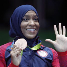 Ibtihaj Muhammad, la primera medallista de EEUU que compite con velo. AP