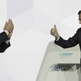 El presidente del Parlamento Europeo, el italiano Antonio Tajani, y el presidente del Gobierno y del PP, Mariano Rajoy, durante la segunda jornada del XVIII Congreso nacional del partido, en la Caja Mágica de Madrid. EFE/JuanJo Martín