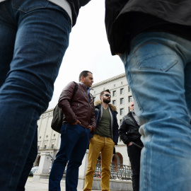 Representantes de los estibadores ante la sede del ministgerio de Fomento poco antes de la reunión con el ministro, Iñigo de la Serna con los representantes sindicales del sector de la estiba y la patronal Anesco. EFE/Fernando Villar