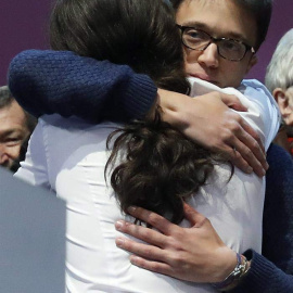 Errejón abraza a Pablo Iglesias. | BALLESTEROS (EFE)