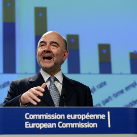 El comisario europeo de Asuntos Económicos Pierre Moscovici durante la rueda de prensa en Bruselas para anunciar las previsiones macroeconómicas de invierno. EFE/OLIVIER HOSLET
