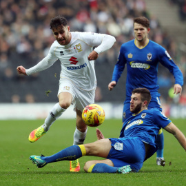 Un lance de partido entre el AFC Wimbledon (el equipo que montaron los socios del antiguo Wimbledon) y el Milton Keynes Dons, el antiguo Wimbledon renombrado y alejado de su lugar de origen. Ahora ambos clubes conviven en la Football League