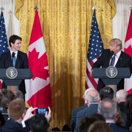 El presidente de Estados Unidos Donald Trump participa en una rueda de prensa junto al primer ministro de Canadá Justin Trudeau. EFE/SHAWN THEW