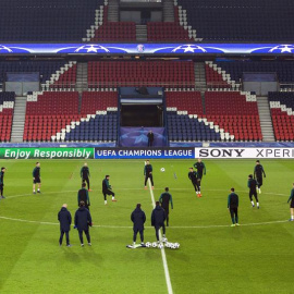 Los jugadores del FC Barcelona durante el entrenamiento del equipo ayer en el estadio Parque de los Príncipes de París. /EFE