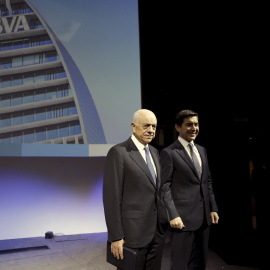 El presidente del BBVA, Francisco González , y el consejero delegado, Carlos Torres, durante la presentación de los resultados de la entidad en 2016. EFE/Paco Campos