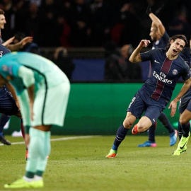 El jugador del París Saint Germain Edinson Cavani celebra después de anotar el cuarto gol de su equipo. - EFE