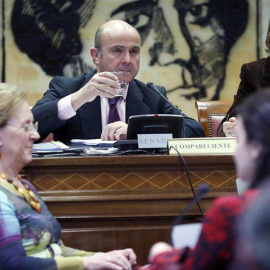 El ministro de Economía, Industria y Competitividad, Luis de Guindos, durante su intervención ante la la Comisión de Economía del Senado. | CHEMA MOYA (EFE)