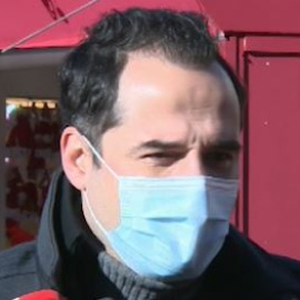 Aguado tacha de "absurda" la polémica de la pegatina en las vacunas