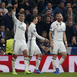 El centrocampita brasileño del Real Madrid Carlos Henrique Casemiro (i) celebra su gol, tercero del equipo frente al Nápoles, durante el partido de ida de los octavos de final de la Liga de Campeones que se juega esta noche en el estadio Sa