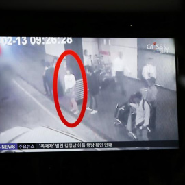 Imagen de un informativo surcoreano que muestra a una de las supuestas responsables del asesinato del hermano de Kim Jong-un. - EFE