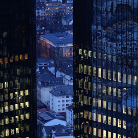 La sede de Deutsche Bank en Frankfurt de noche, Alemania. / REUTERS