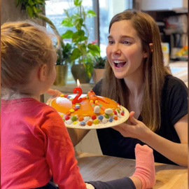 Natalia Sánchez celebra el cumpleaños de su hija con una tarta y mucha nieve