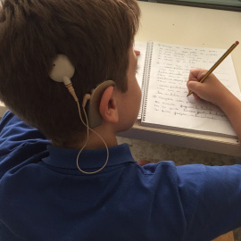 Los datos confirman la hipótesis planteada de que la edad de implantación condiciona el desarrollo de las habilidades fonológicas debido a la corta longitud del periodo sensible de aprendizaje y a las limitaciones técnicas del IC. /GEMA BLA