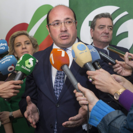 El presidente de la Región de Murcia, Pedro Antonio Sánchez, acompañado por la consejera de Agricultura, Adela Martínez Cachá, y el presidente de Apoexpa, Joaquín Gómez, atiende a la prensa. EFE/Marcial Guillén