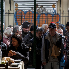 Personas hacen cola para entrar en un comedor social gestionado por la Iglesia Ortodoxa, en Atenas. REUTERS/Alkis Konstantinidis