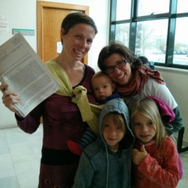 Brenda y María José con sus hijos Lennon, Fionn y Nayara, mostrando la resolución a su favor