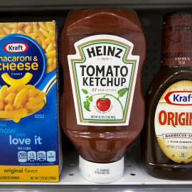 Varios productos de Kraft Heiznz (el ketchup Heinz, los macarrones con queso Kraft, o la salsa para barbacoa Kraft), en un supermercado en New York. REUTERS/Brendan McDermid
