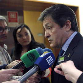 Javier Fernández, presidente de la gestora del PSOE, atiende a los medios. | LUIS CEREIJIDO (EFE)