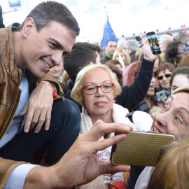 El exsecretario general del PSOE y candidato a las Primarias, Pedro Sánchez,saluda a los asistentes al acto público, celebrado hoy en Valladolid, donde estuvo acompañado por el líder del partido en esta Comunidad, Luis Tudanca, y el alcalde