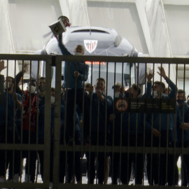 Jugadores del Athletic homenajean a su afición tras ganar la Supercopa