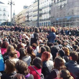 A primera hora de la tarde, miles de personas procedentes de otras manifestaciones en la capital acudieron a la Puerta del Sol a solidarizarse con las huelguistas de hambre.CARMEN SANTOS