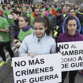 Un gran número de participantes, momentos antes de tomar la salida, en las inmediaciones de la Plaza de Cibeles, de la segunda edición de #CorrePorSiria. EFE/Fernando Alvarado