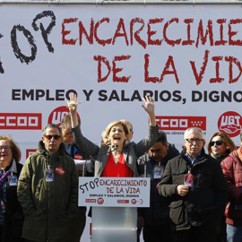 La actriz Azucena de la Fuente, junto al secretario general de CC.OO, Ignacio Fernández Toxo, durante la lectura de un manifiesto en la Puerta del Sol, al término de la manifestación convocada por CCOO y UGT en Madrid. EFE/J.P. Gandul