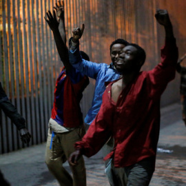 Más de 300 personas entran en Ceuta en un salto que ha dejado 11 heridos / REUTERS