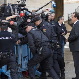 El fiscal Pedro Horrach hace declaraciones a los medios de comunicación a su salida de la Audiencia de Palma tras conocerse la sentencia del caso Nóos. - EFE
