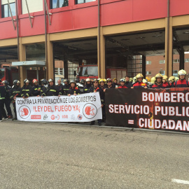 Manifestación de un colectivo de bomberos contra la privatización