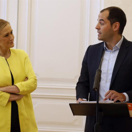 La presidenta de la Comunidad de Madrid, Cristina Cifuentes, junto al portavoz de Ciudadanos en la Asamblea de Madrid, Ignacio Aguado, tras firmar un acuerdo para cerrar los Presupuestos para 2017, que ascienden a 18.538 millones de euros. 