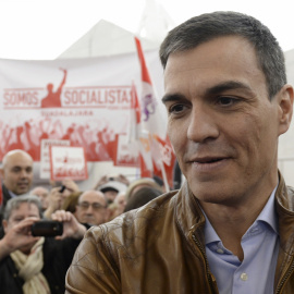 El exsecretario general del PSOE y candidato a las Primarias, Pedro Sánchez,saluda a los asistentes al acto celebrado en Valladolid.EFE/Nacho Gallego