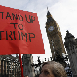 Pancarta contra Trump junto a la sede parlamentaria en Londres. - REUTERS