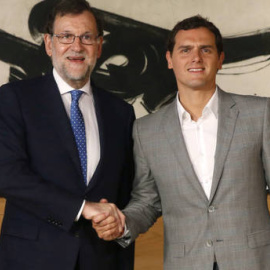 El presidente del Gobierno y del PP, Mariano Rajoy, y el líder de Ciudadanos, Albert Rivera, tras una de sus reuniones del pacto de investidura. Archivo EFE