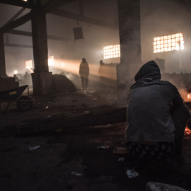 Interior de una de las naves donde malviven miles de personas. Fue el único día que entró algo de luz. - MIGUEL M. SERRANO