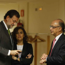 El presidente Mariano Rajoy junto a Soraya Saénz de Santamaría y Luis de Guindo. EUROPA PRESS