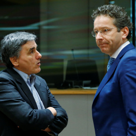 El ministro griego de finanzas, Euclid Tsakalotos, conversa con su homólogo holandés y presidente del Eurogrupo, Jeroen Dijsselbloem, antes del comienzo de la reunión de los ministros de la zona del euro en Bruselas. REUTERS/Francois Lenoir