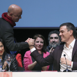 El candidato a la Secretaría General del PSOE, Pedro Sánchez saluda al ex alcalde de San Sebastián Odón Elorza  y la ex magistrada del Tribunal Supremo Margarita Robles durante la presentación en el Círculo de Bellas Artes de Madrid del doc