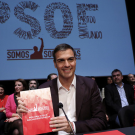 El candidato a la Secretaría General del PSOE, Pedro Sánchez, y la ex ministra de Medio Ambiente, Cristina Narbona, durante la presentación en el Círculo de Bellas Artes de Madrid del documento de su candidatura. EFE/Chema Moya