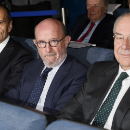 El nuevo presidente de Banco Popula, Emilio Saracho, en el centro, junto al director de Comunicación, Carlos Balado (i), y Antonio González Adalid (d), durante la  junta extraordinaria de accionistas de la entidad. EFE/Mariscal