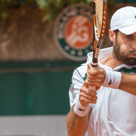 Andújar devuelve de revés en un partido en Roland Garros 2015. - CORDON PRESS