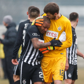 Everton Luiz sale llorando de un partido en Serbia por otro episodio racista.- REUTERS