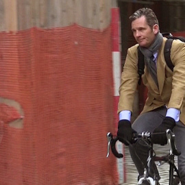 Imagen de televisión de Iñaki Urdangarin, marido de la infanta Cristina, mientras se desplaza en bicicleta por Ginebra. EFE/EFE-TV